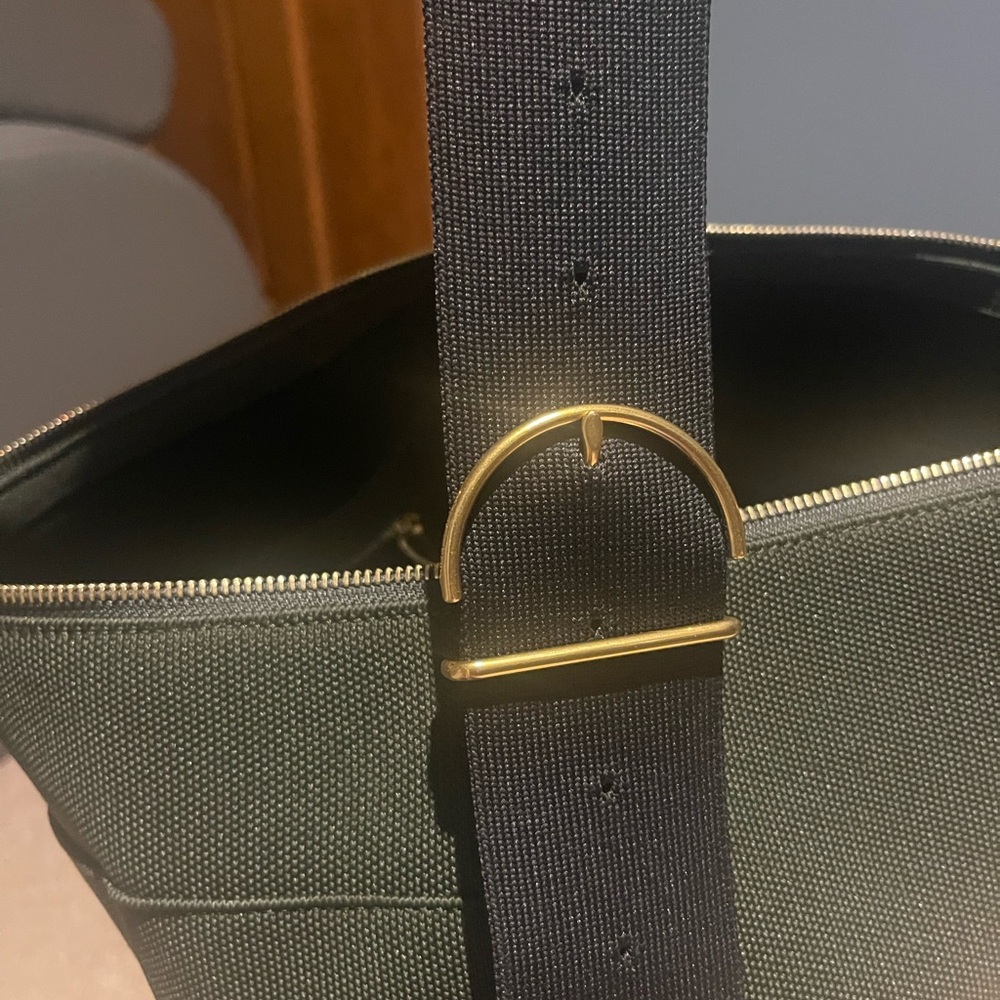 Cuyana Recycled Green Shoulder Bag (Large) - Picture 4 of 5
